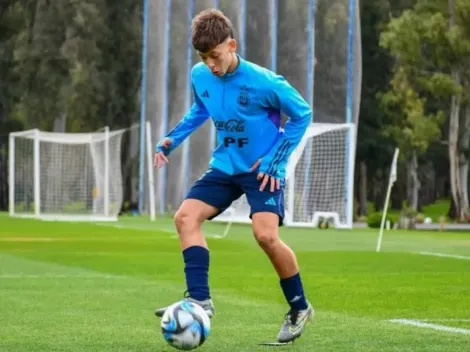 Felipinho, la joya que eligió jugar para Argentina posó con la camiseta de Olimpo