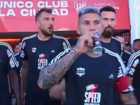 VIDEO | En manada y tomando energizante: la INSÓLITA salida de Riestra para jugar ante Maipú por el ascenso
