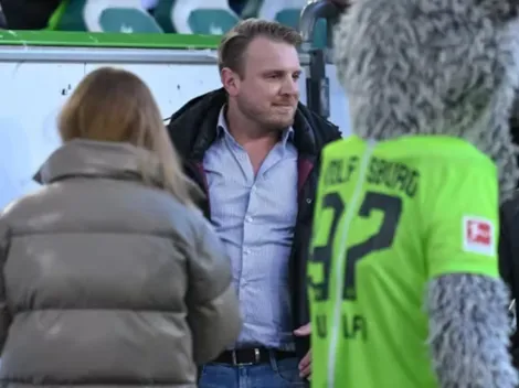 Un hincha reemplazó al cuarto árbitro en un partido de la Bundesliga