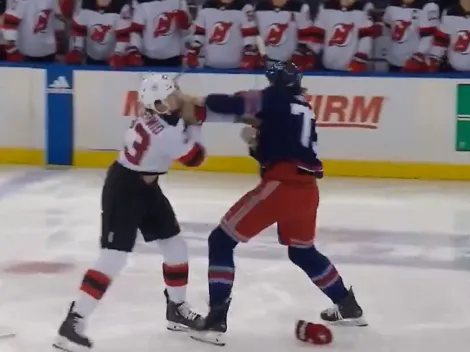 Batalla campal en el hockey sobre hielo: piñas, peleas y 8 expulsados en 2 segundos