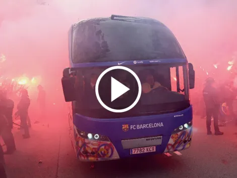 VIDEO: hinchas de Barcelona arrojaron proyectiles ¡contra el micro de su equipo!