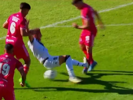 VIDEO | Romero vio la roja en Vélez por un planchazo sobre Oroz