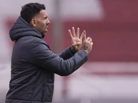 La reacción de Carlos Tevez cuando un hincha le pidió que sea DT de Boca: "Sacá a Martínez"