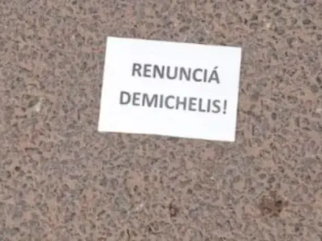 “Renunciá Demichelis”: los carteles que aparecieron en el Monumental