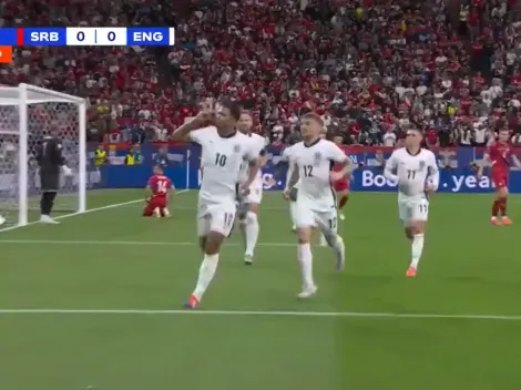 VIDEO | Bellingham marcó un golazo para Inglaterra y lo festejó con un gesto a la tribuna de Serbia