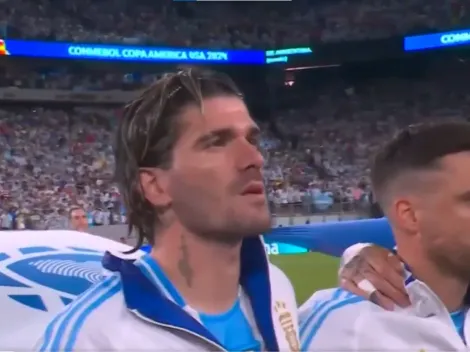 El gesto de De Paul y Dibu durante el himno