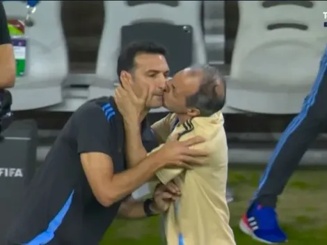 Quién es el señor que besó a Lionel Scaloni tras la clasificación de Argentina contra Ecuador en los penales