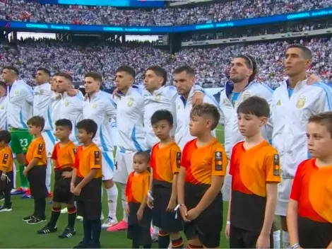 El gesto de Dibu Martínez y Rodrigo De Paul durante el himno en el partido entre Argentina y Canadá por Copa América