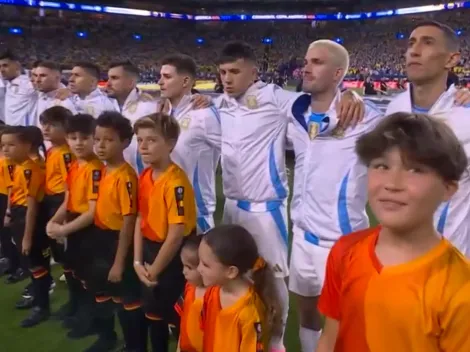 El gesto de Messi, Di María, Julián, Dibu y De Paul en el himno