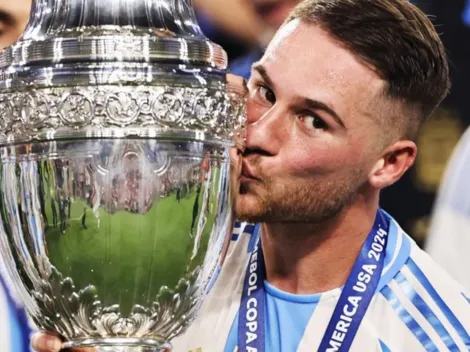 “Campeones”: la reacción del Liverpool al título de Alexis Mac Allister