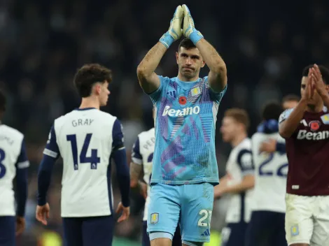 Tottenham se burló de Dibu Martínez tras la goleada al Aston Villa por Premier League