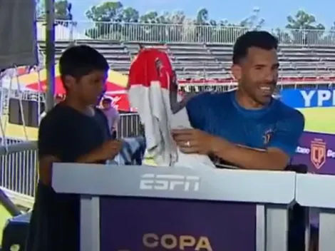 La reacción de Tévez cuando le acercaron una camiseta de River para firmar