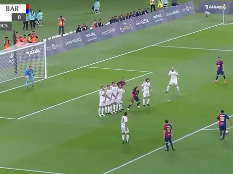 El golazo de tiro libre de Ronaldinho en el partido de leyendas entre Barcelona y Real Madrid