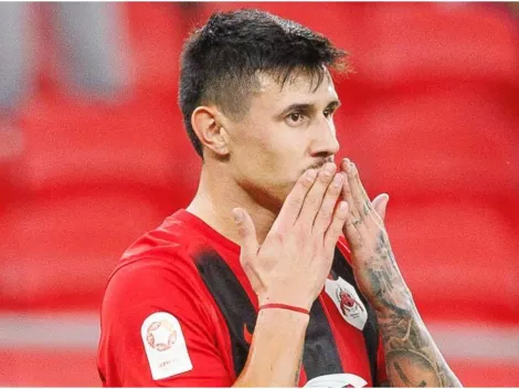 Adam Bareiro: gol en Qatar y regalo a un dirigente de River