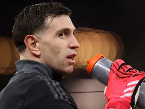 El picante gesto de Dibu Martínez en su llegada a Francia