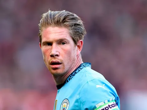 De Bruyne podría quedarse en Europa para ser compañero de Dibu Martínez en Aston Villa