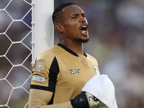 Fue figura en el Mundial de Clubes y ahora compite por el arco de Manchester United con Dibu Martínez