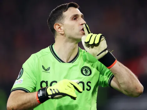 Mientras se define su futuro, Dibu Martínez fue suplente en Aston Villa y recibió silbidos de un equipo rival en Francia