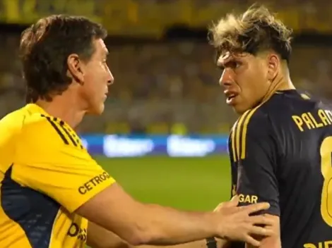 El cruce Carlos Palacios y Claudio Úbeda tras el cambio ante Rosario Central