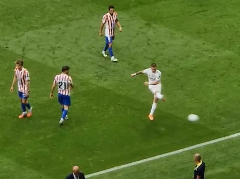 La furia de Mastantuono: pelotazo a la tribuna del Atlético de Madrid, cruce con Simeone y amonestación