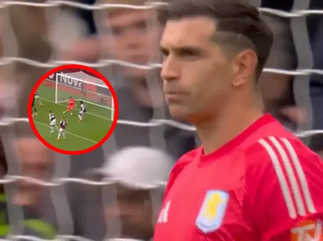 Dibu Martínez se distrajo con un rival, le cabecearon en el área chica y se le escapó entre las piernas