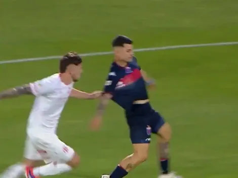 El insólito penal no cobrado sobre Nacho Russo en Tigre vs. Barracas Central