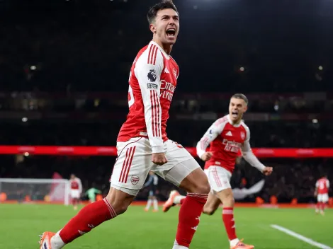 Arsenal goleó a Aston Villa y se aseguró la cima de la Premier League