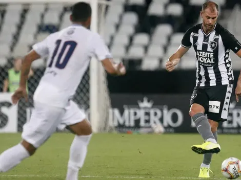 Botafogo encaminha futuro de Joel Carli