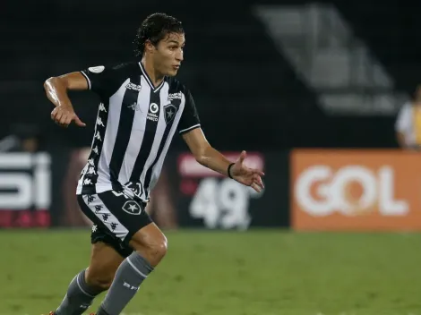 Saída de laterais deve influenciar na negociação de meio-campista no Botafogo