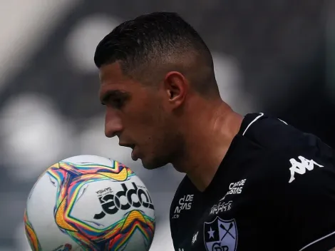 Carência na LE faz Botafogo querer liberar Danilo Barcelos