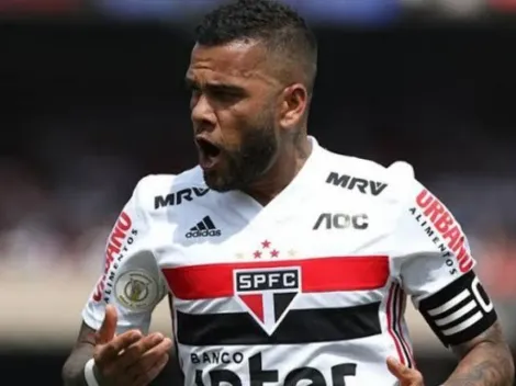 Agentes de Daniel Alves pensam em colocá-lo no Flamengo