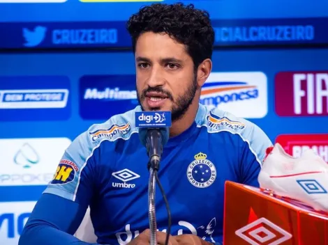 Léo se irrita com pergunta e defende elenco do Cruzeiro