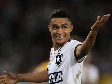 Erik agita torcida do Botafogo e manda recado sobre retorno