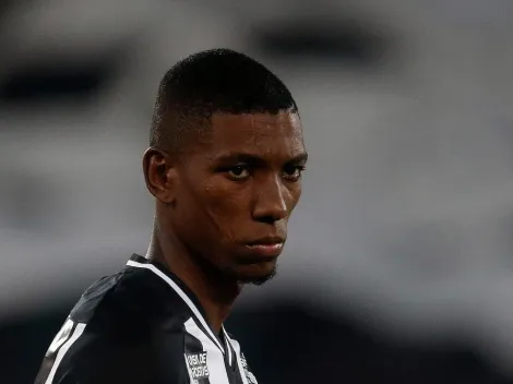 Botafogo: Sem propostas, Kanu fica na equipe e continua na lista de negociáveis