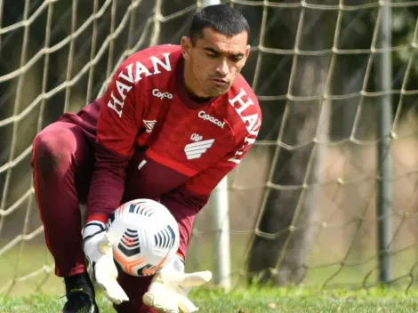Santos volta ao gol e António Oliveira faz 2 mudanças no time do Athletico