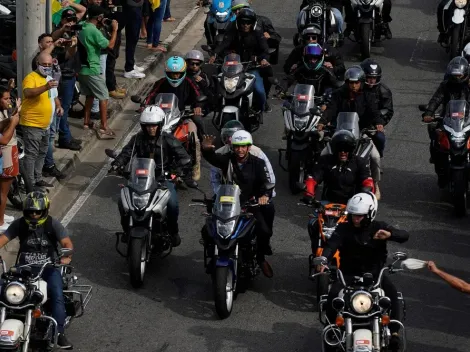 Sem máscara, Bolsonaro causa aglomeração em passeio de moto