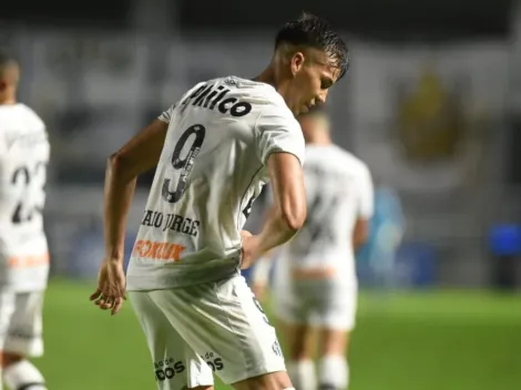 Santos: Kaio Jorge finge que vai amarrar a chuteira e faz gol de jogada ensaiada