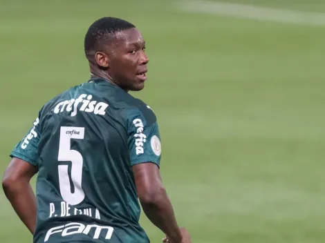 Patrick de Paula, do Palmeiras, é cercado por torcedores em balada clandestina