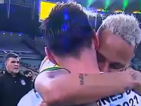 Neymar e Messi se abraçam após se enfrentarem pela Copa América