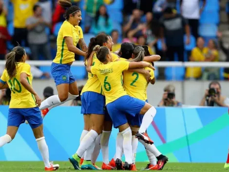 Seleção feminina de futebol desembarca no Japão