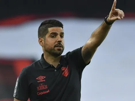 António Oliveira sobe o tom contra críticas após vitória do Athletico