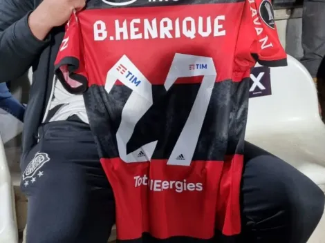 Incrível! Torcedor do Olimpia pede camisa para Bruno Henrique, do Flamengo, em meio à polêmica que tirou Salazar do jogo