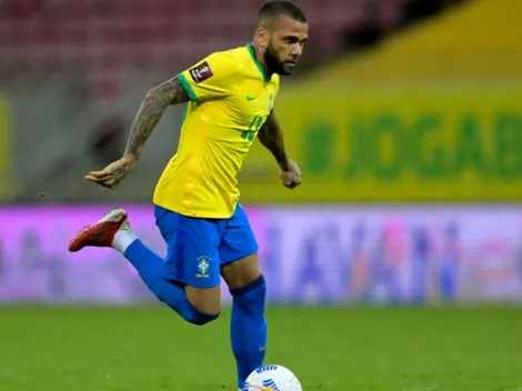 Flamengo não formaliza proposta por Dani Alves e pode perder jogador para rival; três clubes disputam a contratação do lateral