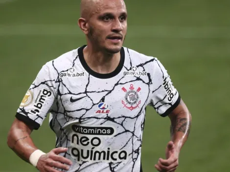 Fábio Santos é líder de assistências no Corinthians