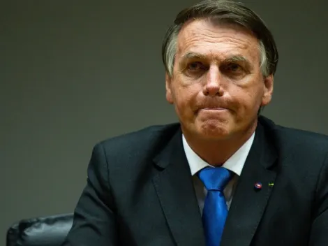 Jair Bolsonaro diz que vacina contra Covid-19 causa Aids, mas governo britânico desmente: 'A doença é provocada pelo HIV'