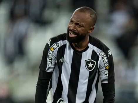 Botafogo informou trauma no tornozelo direito de Chay, jogador deixou o campo chorando