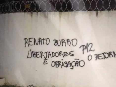 Muro do Ninho do Urubu é pichado com críticas a Renato Gaúcho