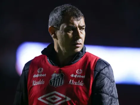 Shh… Comentarista cobra coragem de Carille e diz quem deveria ser titular do Santos; CONFIRA