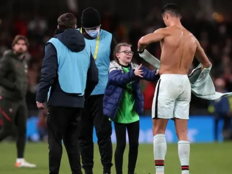 Jovem que invadiu campo e ganhou camisa e abraço de Cristiano Ronaldo pagará multa