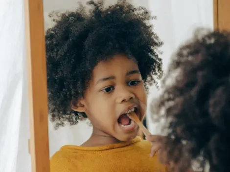 Não escovar a língua pode causar prejuízos para a saúde bucal; dentista explica a importância de manter a higiene da boca em dia